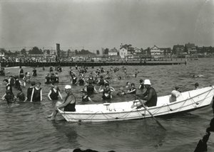 Roeiboot en zwemmers in het water, Coney Island, c.1910-21