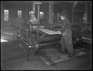 Lopend hout bedoeld voor gebruik in kistproductie door een dubbelzijdige schaafmachine, Oneida, New York, 3 april 1916 door William Davis Hassler