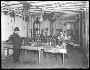 Werkplaats op de zesde verdieping, Geyser Electric Water Heater Company, 42 Hudson Street, New York City, 31 december 1914 door William Davis Hassler
