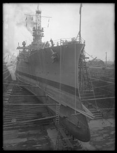 De U.S.S. Utah in droogdok in de Brooklyn Navy Yard, ca. 1912