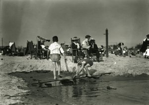 Twee kinderen spelen met houtresten in ondiep water, Coney Island, ca. 1910-21