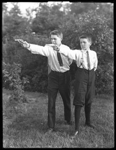 Twee Onbekende Jongens Poseren met Pistolen, juli 1915 door William Davis Hassler