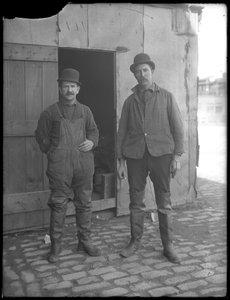 Ongeïdentificeerde rioolwerkers poseren bovengronds, New York, ca. 1911