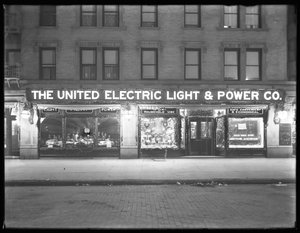 Breed uitzicht op de etalage van de United Electric Light en Power Company op W. 138th Street en Hamilton Place, New York City, 17 december 1914 door William Davis Hassler