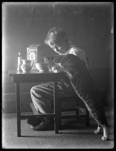 William Gray Hassler en Reddy de kat, eten Quaker gepofte rijst ontbijtgranen, c.1912