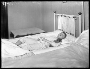William Gray Hassler slaapt met zijn teddybeer, ca. 1913