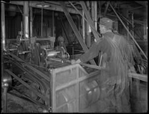 Werker die hout in een schaafmachine voert, Oneida, New York, 3 april 1916 door William Davis Hassler