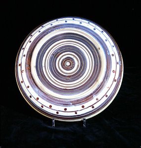 Schotel met concentrische cirkels van wit, blauw, paars en goudglans, geschilderd door Charles Passenger door William de Morgan