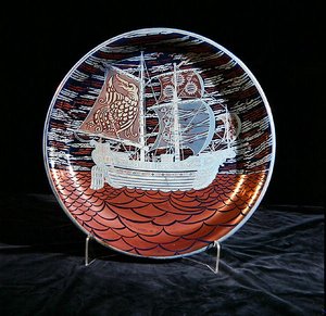 Schaal met zilveren glans, met een galei die vaart op een rode glanszee door William de Morgan