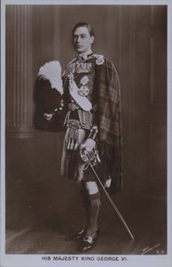 Zijne Majesteit Koning George VI (zw/w foto) door William Drummond Young