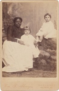 Portret van een vrouw en kinderen,c. 1890 (foto)