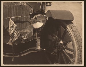 Close-up van beschadigde koplamp en grill op auto door William G. Swekosky