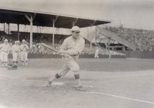 Mike Donlin, Pittsburgh Pirates buitenvelder, die een oefenswing maakt