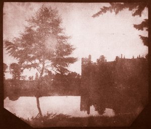 Lacock Abbey in reflectie door William Henry Fox Talbot