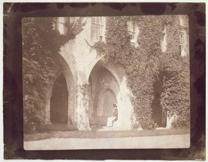 Dominee Calvert Jones zittend in de kloosters, Laycock Abbey