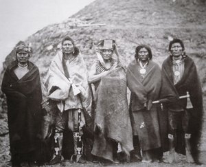 Pawnee mensen voor een stam aardelodge, ca. 1869