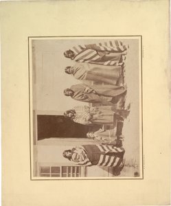 Groep van vijf inheemse Amerikaanse vrouwen met jong meisje en baby, 1871 door William Hicks Jackson