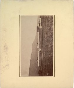 Uitzicht op een palissade met verschillende mannen verzameld bij de ingangspoort, 1871 door William Hicks Jackson