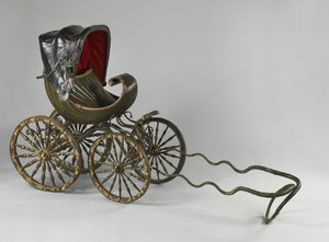 Een geschilderde en vergulde kinderwagen