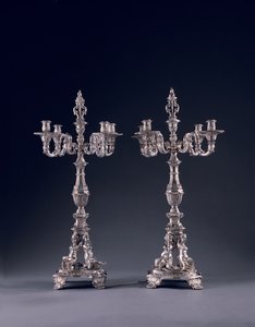 Paar zeer belangrijke Duitse vierarmige kandelabers, in opdracht van George II, gemaakt door Balthasar Friedrich Behrens, Hannover, 1736-37