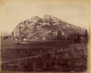 Twin Peaks en C.P.R. Hotel, Banff door William McFarlane Notman