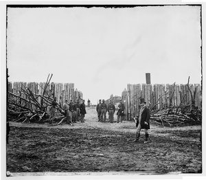 Achteringang van Fort Corcoran bovenop Arlington Heights, Virginia, winter c.1862