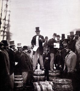 Scène van politieke redevoering op straat: de man staat op een vat en spreekt tot een uitsluitend mannelijk publiek. Foto door William Notman (1826-1891), Musee McCord Museum, Montreal. Eind 19e eeuw