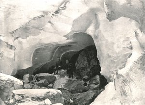 De Rockies: ijsgrot in de Grote Gletsjer, Mount Sir Donald, Canada, 1895 door William Notman and Son