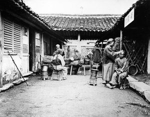 Rondtrekkende kappers bij een landhuis, China, c.1875
