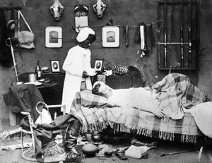 Jongen brengt vroege ochtendthee naar zijn meester, India, ca. 1870s