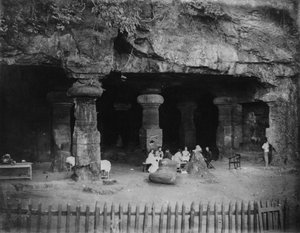 India: picknick bij de ingang van de Elephanta Grotten nabij Bombay, jaren 1870 door Willoughby Wallace Hooper