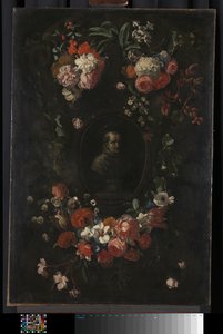 Gesuggereerde gebeeldhouwde buste van de zalige Hieronymus Werdanus in een gesuggereerde stenen cartouche, versierd met een guirlande en twee boeketten bloemen
