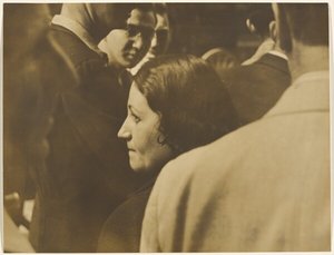 [Vrouw in een menigte]. door Yasuo Kuniyoshi