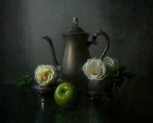 Zilveren theepot met witte rozen