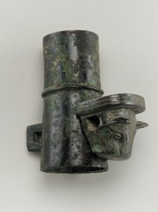 Naafdop met borgpen gegoten in de vorm van een katachtige kop door Zhou Dynasty Chinese School