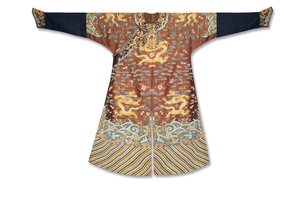 Keizerlijke kastanjebruine geborduurde gaas drakenjas, Mangpao, Qianlong-periode door Zong Fengying