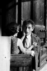 Alberto Giacometti in zijn thuis-werkplaats, met zijn vrouw Annette Arm (zwart-wit foto)