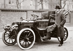C S Rolls naast een 20 pk Panhard motorwagen