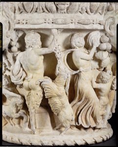 Gesneden zuilkapiteel dat Pan afbeeldt die een steigerende geit plaagt met een tros druiven en een maenade die de maat slaat met een tamboerijn, Italiaans, uit Rome, ca. 180-220 (detail)