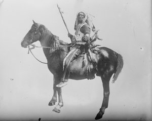 Chief Deep Sky-Indiaan te Paard, c.1900 (zw/w foto)