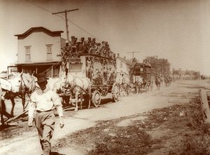 Circus komt naar de stad, ca. 1905 (foto) door . .