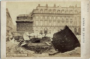 Commune van Parijs (1871): ruïnes op Place Vendome in Parijs. Fotografie 1871. Afm. 16,5x10,8 cm door Frederick (attr. to) Barnard