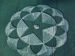 Graancirkel in gerstveld, Avebury Trusloe, Wiltshire, 20 juni 1998 (luchtfoto) door Ferdinand Georg Waldmuller