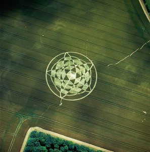 Graancirkel in tarweveld, Avebury Henge, Wiltshire, 22 juni 2002 (luchtfoto) door Ferdinand Georg Waldmuller