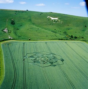 Graancirkel in tarweveld, Milk Hill, Alton Priors, Vale of Pewsey, Wiltshire door Ferdinand Georg Waldmuller