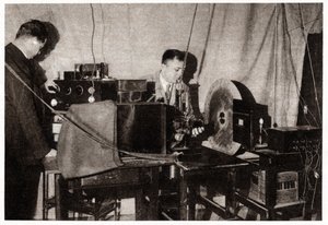 Denes Mihaly eerste televisietoestel door . .