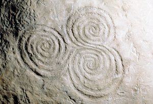 Detail van curvilineaire rotsgravures in Newgrange Stone Age Passage Tomb door Georg Carl Heinrich Dollmann