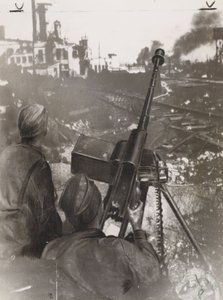Tweede Wereldoorlog (1939-1945): twee Russische antitankschutters verdedigen een fabriek nabij een spoorlijn tijdens de Slag om Stalingrad (Rusland) in 1942 door Frederick (attr. to) Barnard