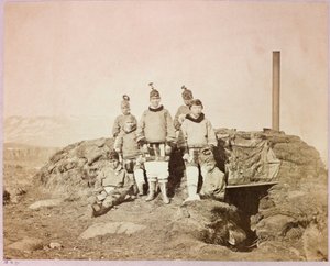 Expeditie naar de Noordpool (1875-1876) van kapitein George Nares (1831-1915): Groep inheemse vrouwen bij Disco