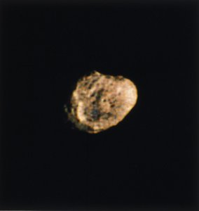 Hyperion, een van de manen van Saturnus, gefotografeerd door Voyager 2 door Ferdinand Georg Waldmuller